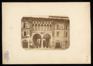 Palazzo del Monte di Pietà vecchio, Brescia: Außenansicht, Ausschnitt Durchgang