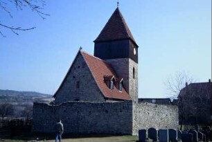Dorfkirche St. Crucis von West mit Wehrmauer, älteste Teile 13. Jh.