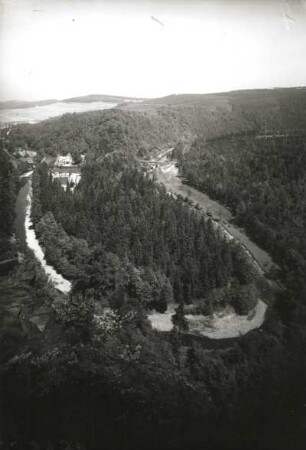 Westerzgebirge : Westerzgebirge. "Hakenkrümme" (Schwarzwassermäander) oberhalb Aue. Blick von Süden zur Eisenbahnstrecke Aue-Schwarzenberg