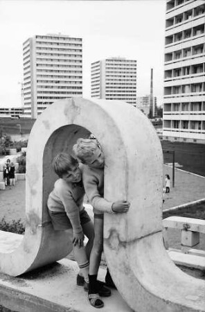 Freiburg: Kinderspielplatz vor den Hochhäusern in Weingarten