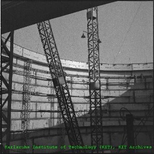 Sicht aus dem Gebäude des Forschungsreaktors 2 (FR 2) auf die noch nicht verschlossene Reaktorkuppel