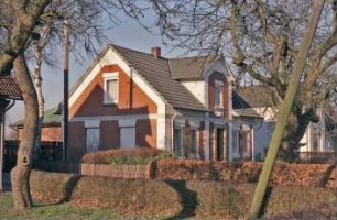 Langereihe 8: traufständiges Wohnhaus aus Backstein, mit abgesetzen Putzbändern: Straßenfront, Mittelrisalit mit Eingangstür: Giebelseite, Fenster zum Teil mit Vermauerung