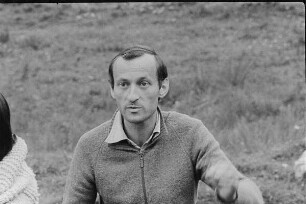 Čičmany. Akt-Pleinair 1980. Peter Söllner während einer Besprechung