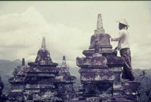 Tempelanlage Borobudur : Reisefotos Indonesien. Java. Tempelanlage Borobudur (750/850). Teilansicht mit einheimischer Frau