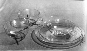 Stilleben mit gläserner Kaffeetasse, Teetasse und Zuckerschale