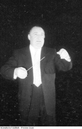 Gewandhauskapellmeister Franz Konwitschny bei der Probe mit dem Gewandhausorchester. Leipzig, Kongreßhalle, 03.05.1956
