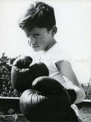 Junge mit Boxhandschuhen