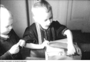 Deutsche Kriegsgefangene in Jugoslawien spenden Pakete für Kinder in Deutschland - die Volkssolidarität organisiert die Verteilung, 1948