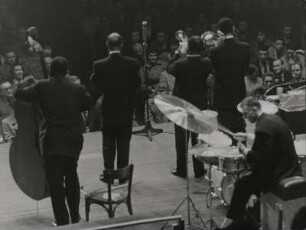 Louis Armstrong und seine Starsolisten von rückwärts gesehen