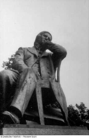 Denkmal für Robert Schumann. Bronze (1901; J. Hartmann). Zwickau, Hauptmarkt