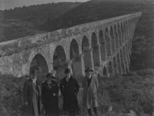 Am römischen Aquädukt : Vier Personen der Reisegruppe am römischen Aquädukt, Aqüeducte de les Ferreres, bei Tarragona