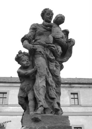 Skulptur, allegorische Darstellung: "Die Liebe" (Kopie). Skulptur aus der Reihe "Die zwölf Tugenden".