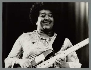 Queen Sylvia Embry : Portrait der Bassistin und Sängerin Queen Sylvia Embry beim American Folk Blues Festival im Kulturpalast Dresden
