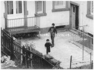 Zwei Jungen spielen in einem Hinterhof (Sonderthema: Kein Platz für Kinder)