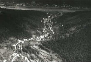 Krippen (Bad Schandau-Krippen). Ortsteilansicht gegen die Elbe. Luftbild-Schrägaufnahme von Süden