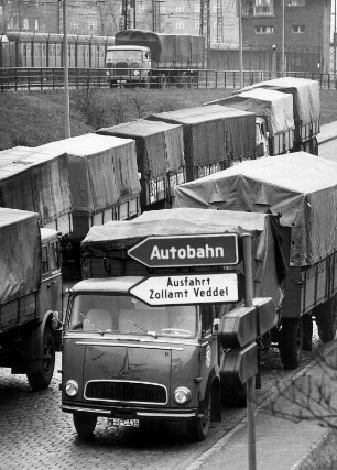 Wilhelmsburg, Zollabfertigung für LKWs : Hamburg-Wilhelmsburg. Zollamt Veddel. Hier werden LKW´s vor der Ein- bzw. Ausfahrt aus dem Hafen der Freien- und Hansestadt kontolliert