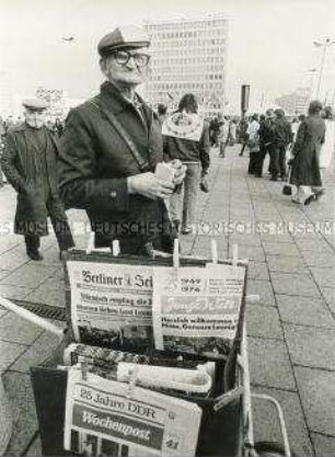 Zeitungsverkäufer am Tag der Republik auf dem Berliner Alexanderplatz