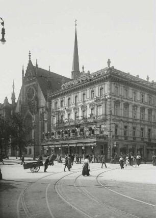 Leipzig, Paulinerkirche : Leipzig. Paulinerkirche und Wohnhaus mit Café Francais (Felsche), Augustusplatz 4/Ecke Grimmaische Straße. Straßenansicht