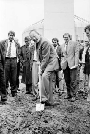 Blockheizkraftwerk: Bürgermeister Rudolf Dorsch beim Spatenstich für den Bau des Gebäudes auf dem Gelände des Ahrensburger Klärwerks