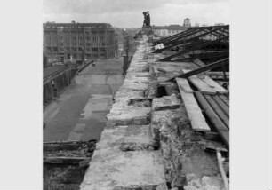Blick auf das zerstörte Dach des Alten Museums