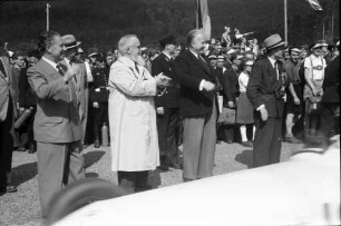Schauinslandrennen: Holzschlägermatte; der Präsident des ADAC Hans Meyer-Seebohm beglückwünscht Sieger