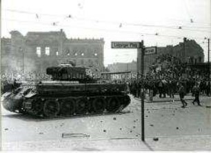 Demonstranten am Leipziger Platz bewerfen sowjetische Panzer mit Steinen