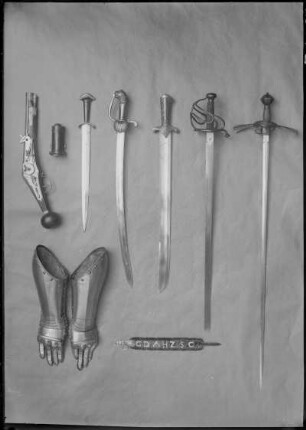 Faustrohr mit Radschloß und Pulverflasche und Dolch und Säbel der sächsischen Schweizergarde und Säbel der polnischen Nationalgarde und Turnierschwert und Reitschwert und Armzeuge und Hundehalsband aus der Zeit Christians II.