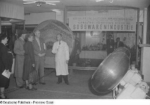 Besucher an einem Messestand der Süßwarenindustrie der DDR