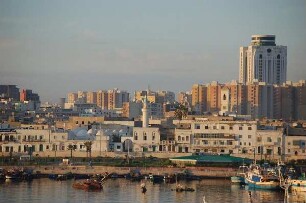 Tripolis - Hafen und Stadt : Vom Hafen gesehen: Stadtzentrum von Tripolis, Libyen, vorn gesunkene Fischerboote im Hafenbecken, aufgenommen 2006