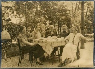 Am Kaffeetisch im Garten