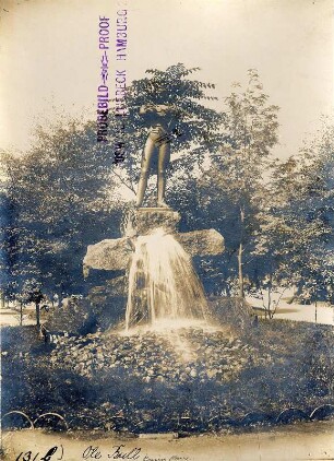 Bergen/ Norwegen:Ole-Bull-Denkmal mit künstlichem Wasserfall in einer Parkanlage