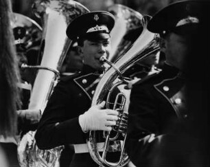 Musizierender Angehöriger der Sowjetischen Armee am "Tag der Befreiung" am Sowjetischen Ehrenmal