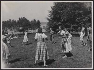 Junge Frauen beim Ballspielen