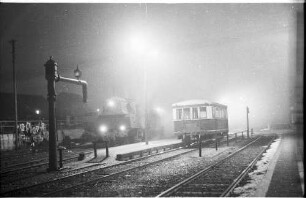 Lok 15, 298, Bahnhof Gammertingen, Nachtaufnahme mit Stativ, Wasserkran bestand von 1912 - 1979; Triebwagen-Anhänger von 1934; Foto veröffentlicht im Bildband von 2002, Seite 50