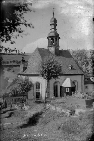 Kirche mit Friedhof