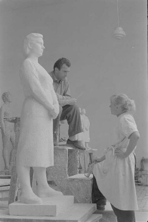 Beim Modellieren einer stehenden Frau mit verschränkten Händen. Gips (1960/1962) (Studentenarbeit der Bildhauerklasse von Walter Arnold)