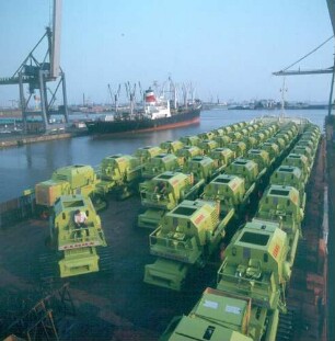 Hafen. Mähdrescher zum Export bereit