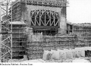 Opernhaus. Bühnenhaus und Seitenbühnen, im Vordergrund Rohbau des Funktionsgebäudes