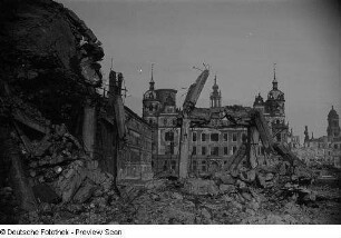 Blick auf das zerstörte Dresdner Residenzschloß