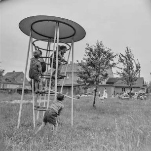 Kindergarten Uhyst : Uhyst. Kindergarten. Spielende Kinder im Außenbereich