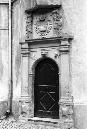 Burkheim: Tor im Rathaus mit Wappen