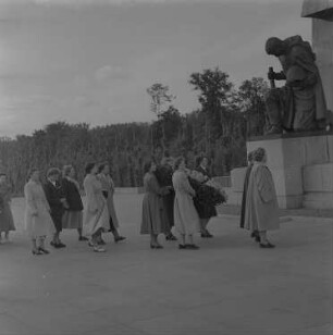 Kranzniederlegung an Ehrenmalen im Treptower Park in Berlin anlässlich des IV. Bundeskongresses des Demokratischen Frauenbundes Deutschlands (DFD) : Kranzniederlegung im Treptower Park