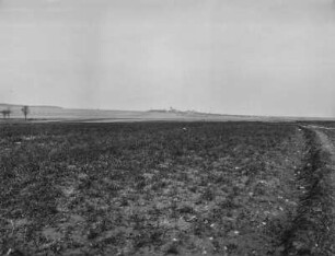 Vierzehnheiligen : Blick auf das Dorf Vierzehnheiligen bei Jena mit der Kirche "Zu den vierzehn Nothelfern" im Hintergrund, davor Ackerflächen