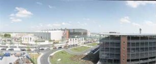 Dresden-Klotzsche, Flughafenstraße. Flughafen Dresden. Flughafengebäude. Blick vom Dach der IMA-Halle gegen Parkhaus und Terminal