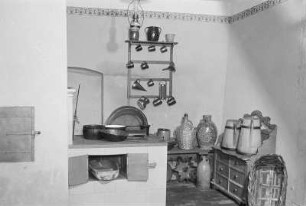 Spreewaldmuseum Lehde. Ofen.Hausratsgegenstände : Muzej pod hołym njebjom na Lědach. Nutřkowna nadoba, hlinjane sudobja a sudobja za warjenje : Lehde / Lědy