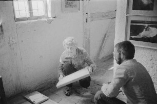 Höfgen. Akt-Pleinair 1979. Günter Rössler beim Hängen der Bilder