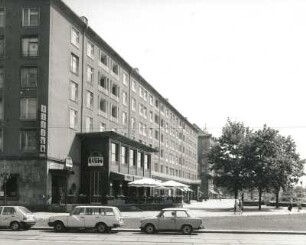 Dresden-Altstadt, Dr.-Külz-Ring 9/13. Wohnhäuser mit Läden. Um 1958/1960. Straßenansicht von Westen