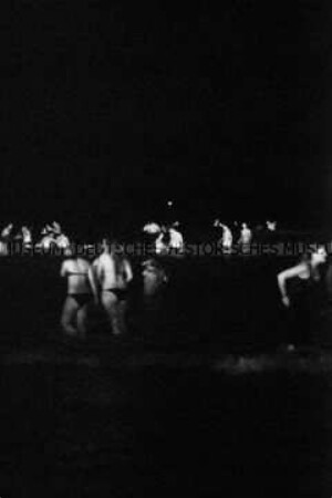 Badende Menschen bei Nacht in der "Noche de San Juan" (Altersgruppe D)