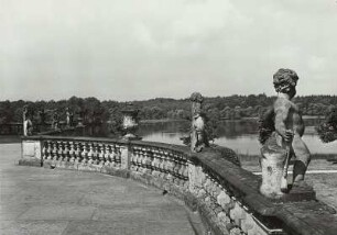 Moritzburg. Schloss Moritzburg. Balustrade der Terrasse mit Putti und Vasen (Sandstein; um 1730). Blick zum Schlossteich
