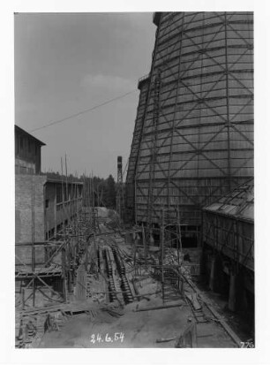 Industrie-Kraftwerk. Baustelle Pumpenhaus mit Kabelkanal sowie Kühlturm : Lauta (Niederlausitz). Industrie-Kraftwerk. Baustelle Pumpenhaus mit Kabelkanal sowie Kühlturm